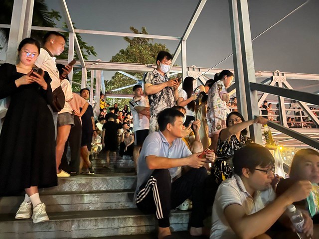 Chiêm ngưỡng đêm Hà Nội rực rỡ pháo hoa mừng đại lễ 30/4: Người dân ùn ùn kéo nhau đi xem, vui như đón Tết- Ảnh 6.