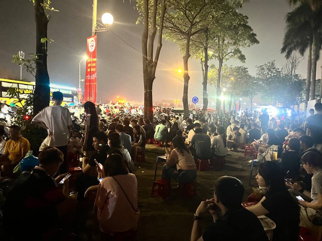 Chiêm ngưỡng đêm Hà Nội rực rỡ pháo hoa mừng đại lễ 30/4: Người dân ùn ùn kéo nhau đi xem, vui như đón Tết- Ảnh 4.