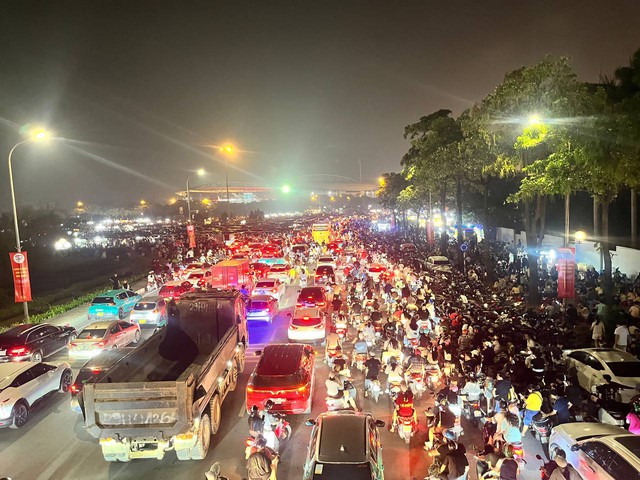 Chiêm ngưỡng đêm Hà Nội rực rỡ pháo hoa mừng đại lễ 30/4: Người dân ùn ùn kéo nhau đi xem, vui như đón Tết- Ảnh 1.