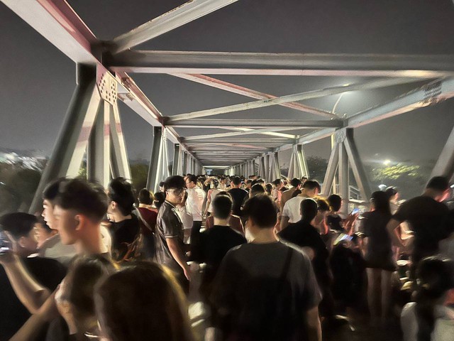 Chiêm ngưỡng đêm Hà Nội rực rỡ pháo hoa mừng đại lễ 30/4: Người dân ùn ùn kéo nhau đi xem, vui như đón Tết- Ảnh 5.