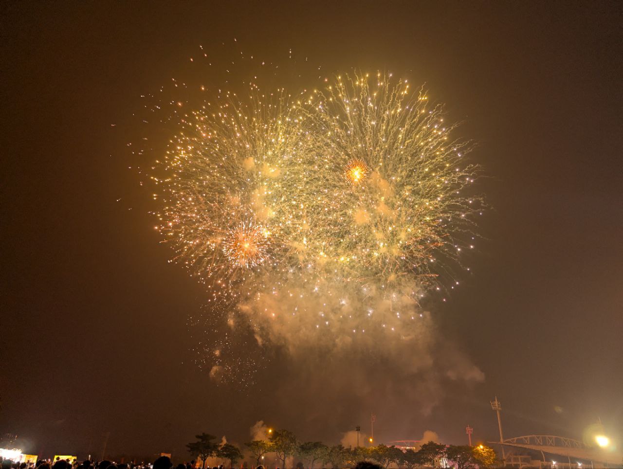 Chiêm ngưỡng đêm Hà Nội rực rỡ pháo hoa mừng đại lễ 30/4: Người dân ùn ùn kéo nhau đi xem, vui như đón Tết- Ảnh 9.