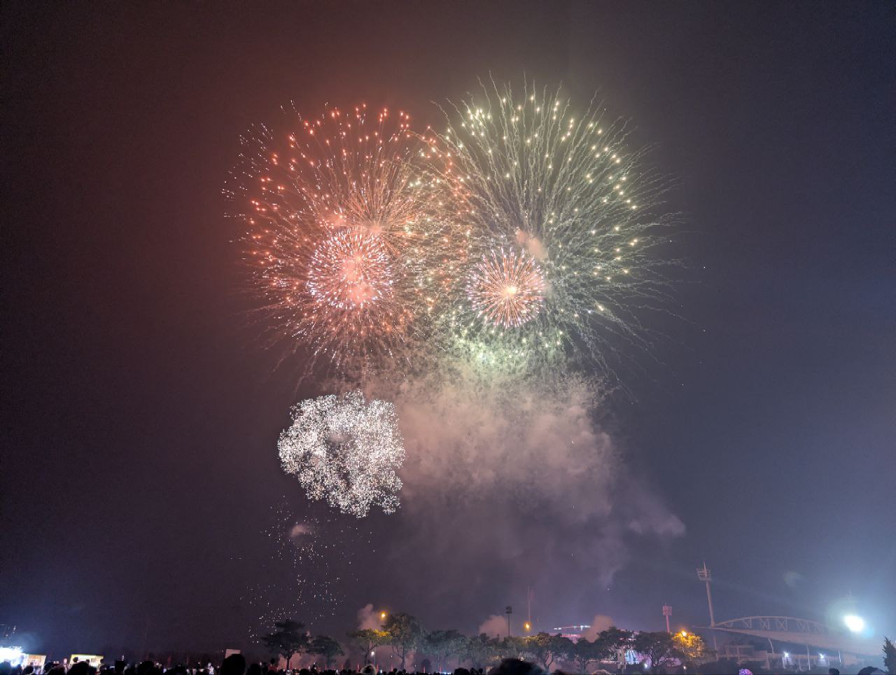 Chiêm ngưỡng đêm Hà Nội rực rỡ pháo hoa mừng đại lễ 30/4: Người dân ùn ùn kéo nhau đi xem, vui như đón Tết- Ảnh 8.