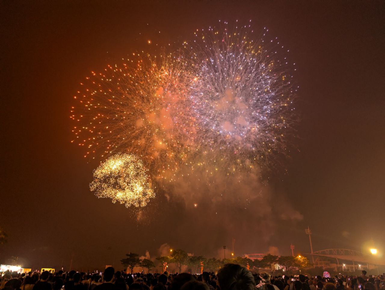 Chiêm ngưỡng đêm Hà Nội rực rỡ pháo hoa mừng đại lễ 30/4: Người dân ùn ùn kéo nhau đi xem, vui như đón Tết- Ảnh 7.