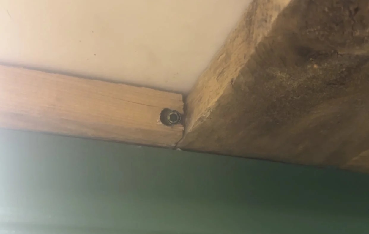 Người mẹ đơn thân sốc khi phát hiện camera quay lén trong phòng tắm - Ảnh 1.