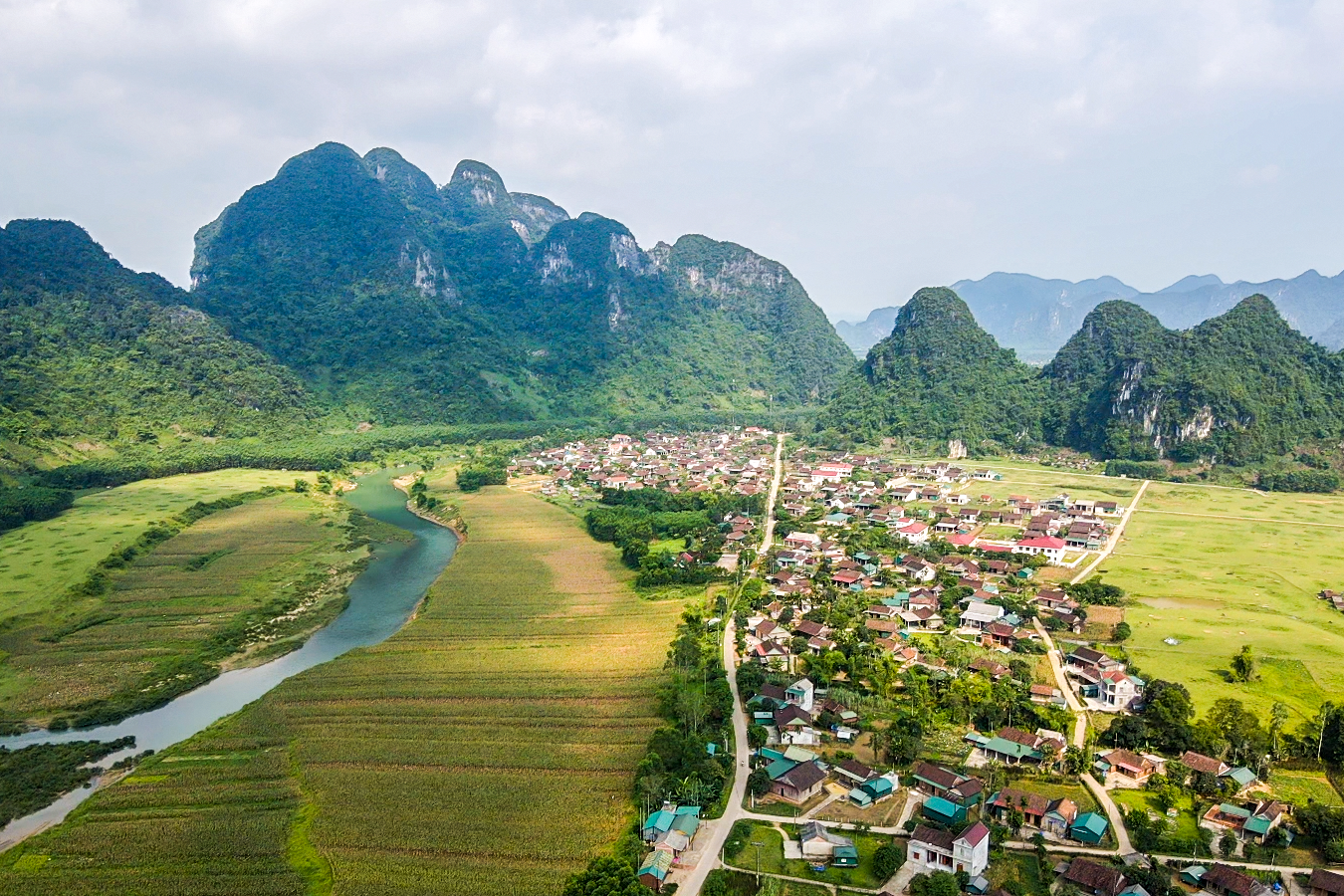 Quảng Bình và tiềm năng phát triển sau sáp nhập Quảng Trị - Ảnh 4. Quảng Bình và tiềm năng phát triển sau sáp nhập Quảng Trị - Ảnh 4.