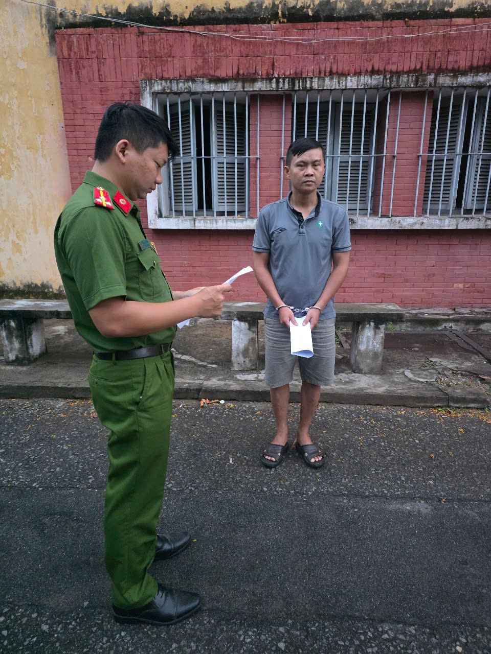 Công an TP HCM bắt Nguyễn Xuân Hùng Lừa đảo công ty dược chiếm đoạt 1 , 6 tỉ đồng - Ảnh 1.