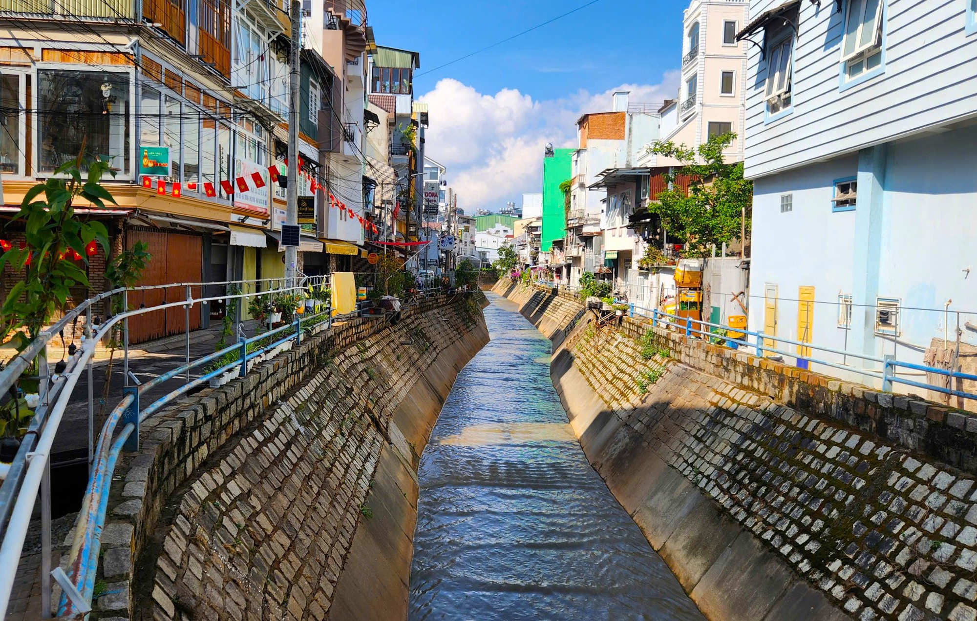 Cụ ông 80 tuổi mất tích vì nước suối cuốn trôi ở Đà Lạt - Ảnh 1. Cụ ông 80 tuổi mất tích vì nước suối cuốn trôi ở Đà Lạt - Ảnh 1.