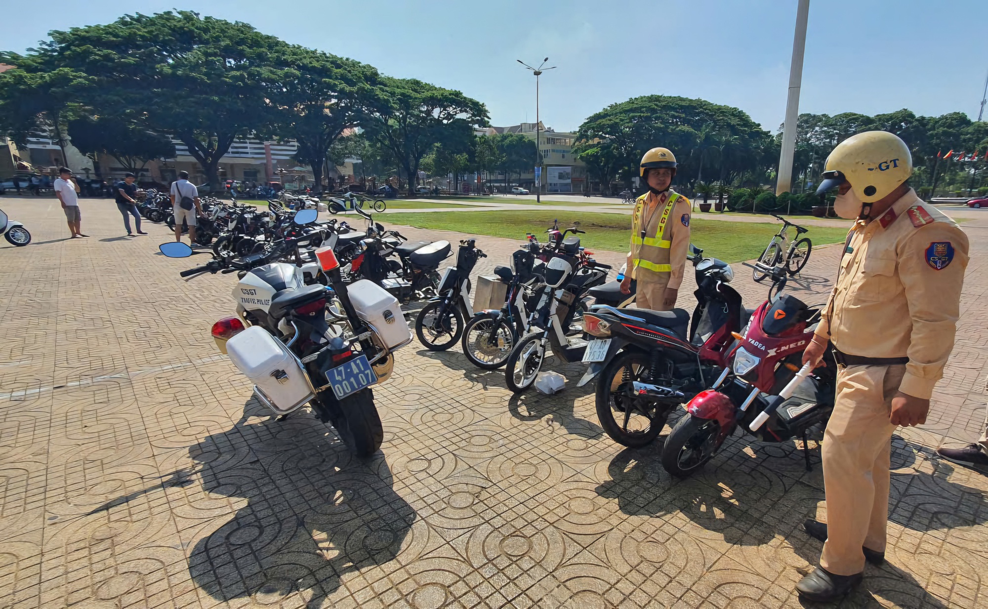 Gần 70 thiếu niên, học sinh tụ tập biểu diễn xe điện độ chế "khủng" để câu like- Ảnh 1. Gần 70 thiếu niên, học sinh tụ tập biểu diễn xe điện độ chế "khủng" để câu like- Ảnh 1.