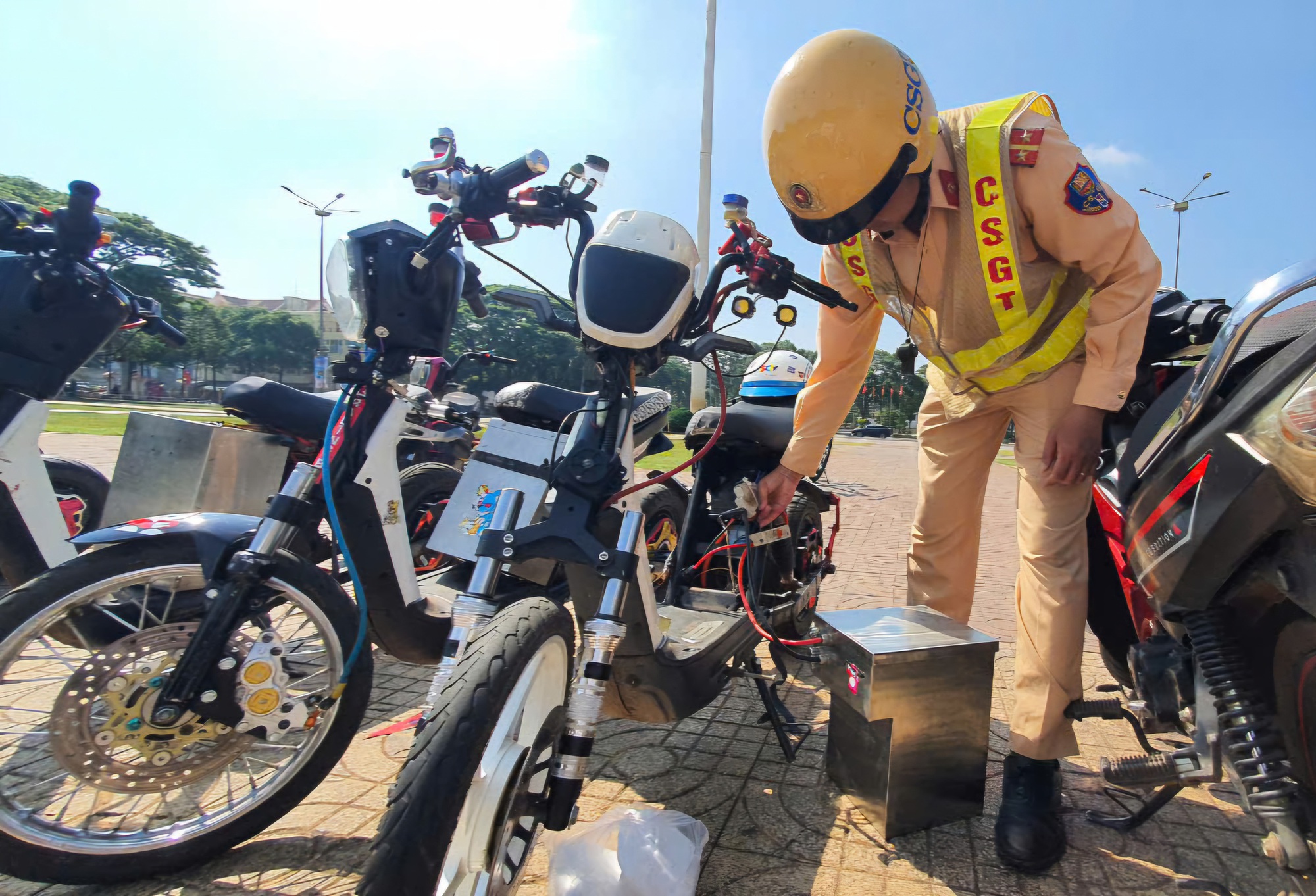 Gần 70 thiếu niên, học sinh tụ tập biểu diễn xe điện độ chế "khủng" để câu like- Ảnh 2. Gần 70 thiếu niên, học sinh tụ tập biểu diễn xe điện độ chế "khủng" để câu like- Ảnh 2.