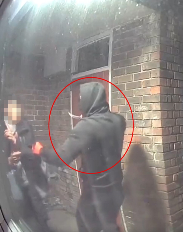 Camera ghi lại khoảnh khắc r&ugrave;ng m&igrave;nh: Người phụ nữ bị kẻ lạ vung dao tấn c&ocirc;ng trong t&iacute;ch tắc ngay trước cửa nh&agrave;- Ảnh 3.