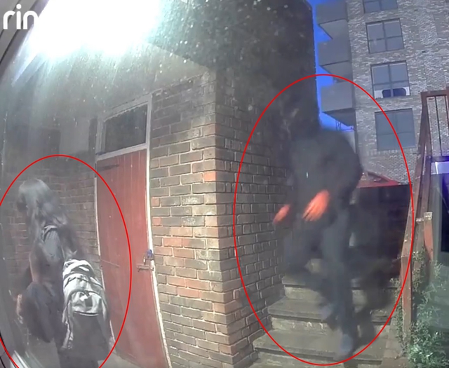 Camera ghi lại khoảnh khắc r&ugrave;ng m&igrave;nh: Người phụ nữ bị kẻ lạ vung dao tấn c&ocirc;ng trong t&iacute;ch tắc ngay trước cửa nh&agrave;- Ảnh 2.