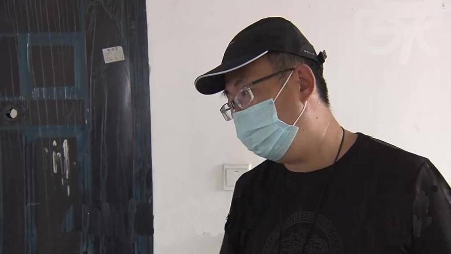 Căn nh&agrave; hai tầng nghi&ecirc;ng v&agrave; vết nứt: Tranh chấp bồi thường 700 triệu đồng - Ảnh 1.