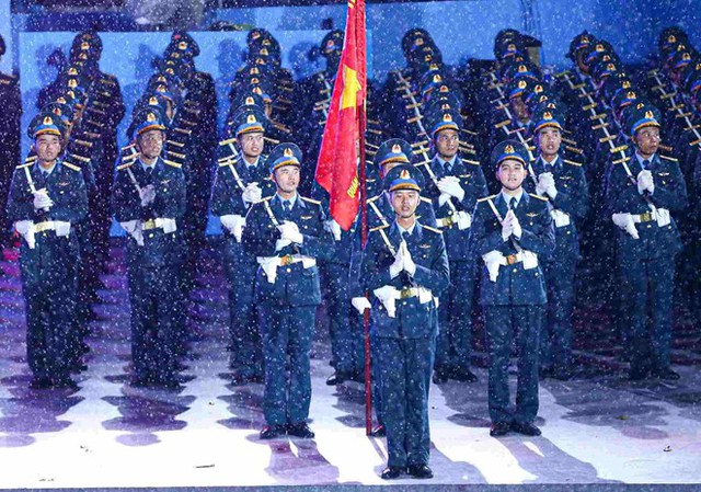 Không khí rộn ràng trên đường Lê Duẩn chờ đón diễu binh 30 / 4 sắp diễn ra - Ảnh 73.