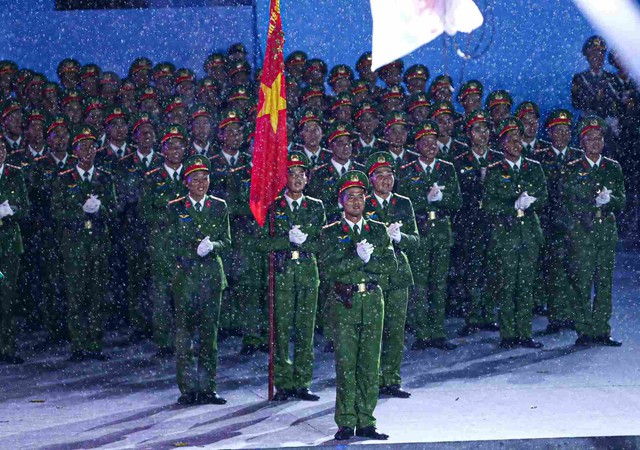 Không khí rộn ràng trên đường Lê Duẩn chờ đón diễu binh 30 / 4 sắp diễn ra - Ảnh 74.