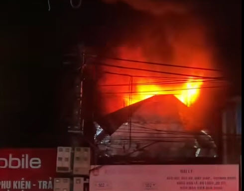 Cháy lớn tại nhà dân ở Hà Nội , hàng xóm hoảng loạn bỏ chạy ra ngòai - Ảnh 1.