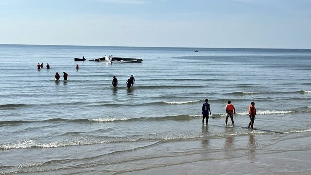 Clip m&aacute;y bay Th&aacute;i Lan rơi xuống biển khiến 6 sĩ quan thiệt mạng - Ảnh 1.