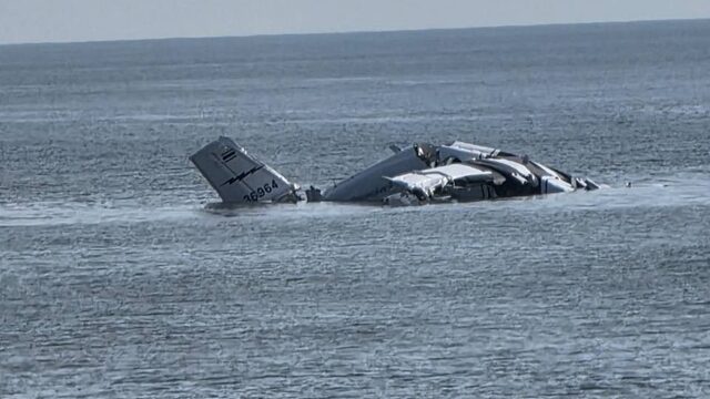 Clip m&aacute;y bay Th&aacute;i Lan rơi xuống biển khiến 6 sĩ quan thiệt mạng - Ảnh 2.