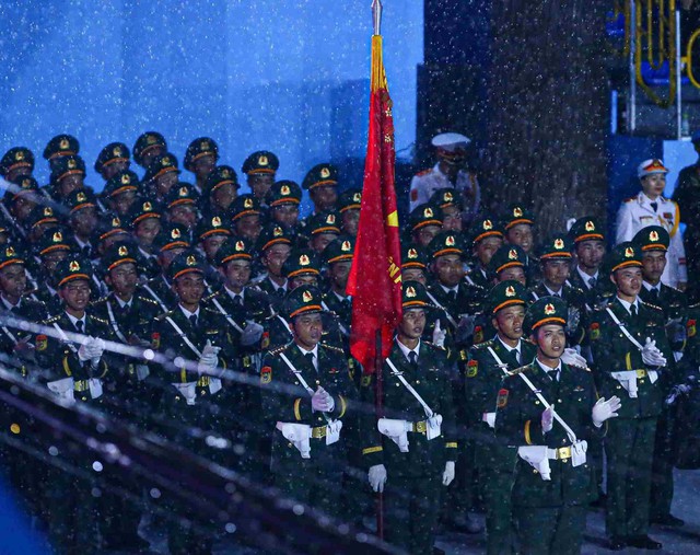 Không khí rộn ràng trên đường Lê Duẩn chờ đón diễu binh 30 / 4 sắp diễn ra - Ảnh 75.