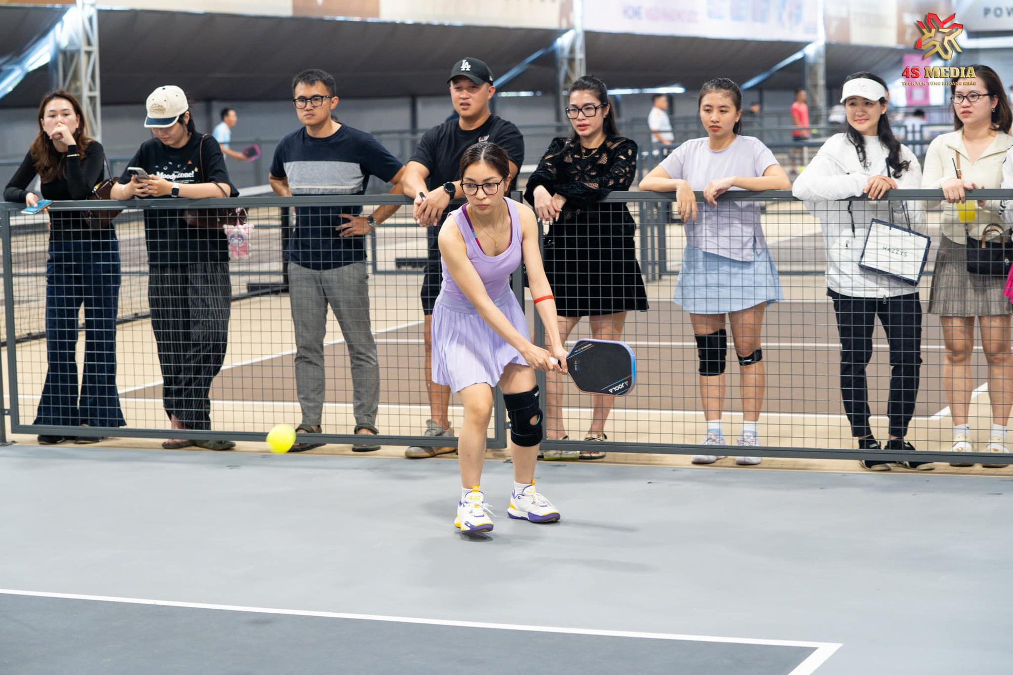 Visual trắng phát sáng gây xôn xao trên sân pickleball của Nhật Lê - “mối tình năm 17 tuổi” hot nhất làng bóng đá Việt- Ảnh 3. Visual trắng phát sáng gây xôn xao trên sân pickleball của Nhật Lê - “mối tình năm 17 tuổi” hot nhất làng bóng đá Việt- Ảnh 3.