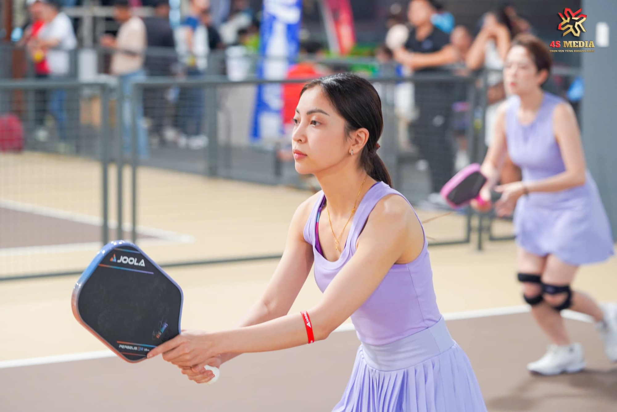 Visual trắng phát sáng gây xôn xao trên sân pickleball của Nhật Lê - “mối tình năm 17 tuổi” hot nhất làng bóng đá Việt- Ảnh 4. Visual trắng phát sáng gây xôn xao trên sân pickleball của Nhật Lê - “mối tình năm 17 tuổi” hot nhất làng bóng đá Việt- Ảnh 4.