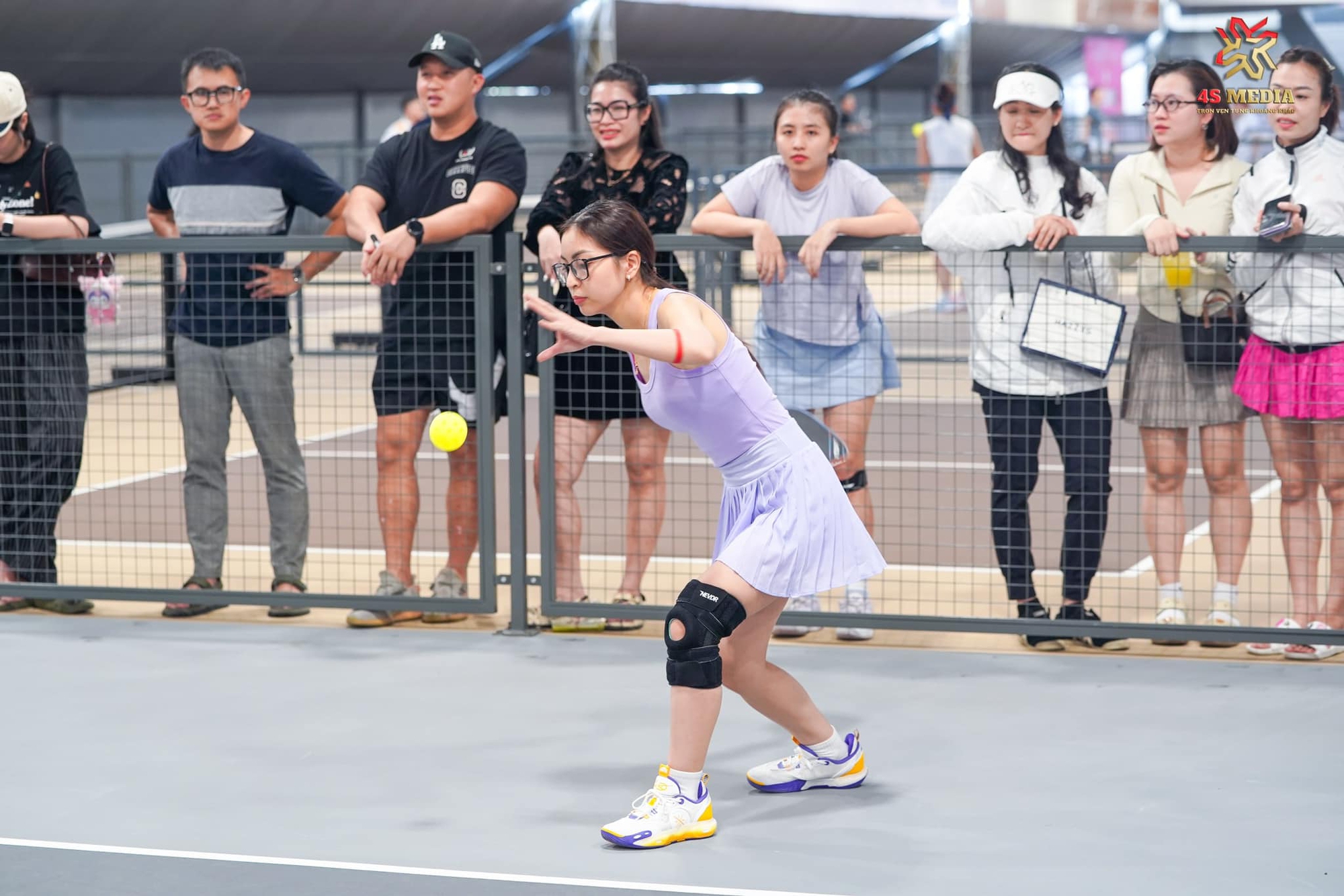 Visual trắng phát sáng gây xôn xao trên sân pickleball của Nhật Lê - “mối tình năm 17 tuổi” hot nhất làng bóng đá Việt- Ảnh 2. Visual trắng phát sáng gây xôn xao trên sân pickleball của Nhật Lê - “mối tình năm 17 tuổi” hot nhất làng bóng đá Việt- Ảnh 2.