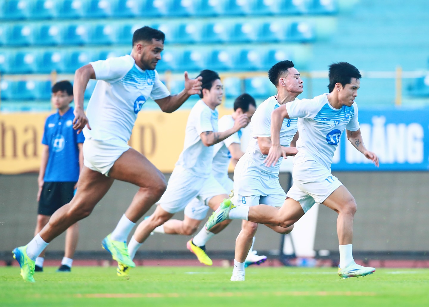 Tiền đạo Nguyễn Xuân Son gắn bó với Nam Định FC đến năm 2031 - Ảnh 2.