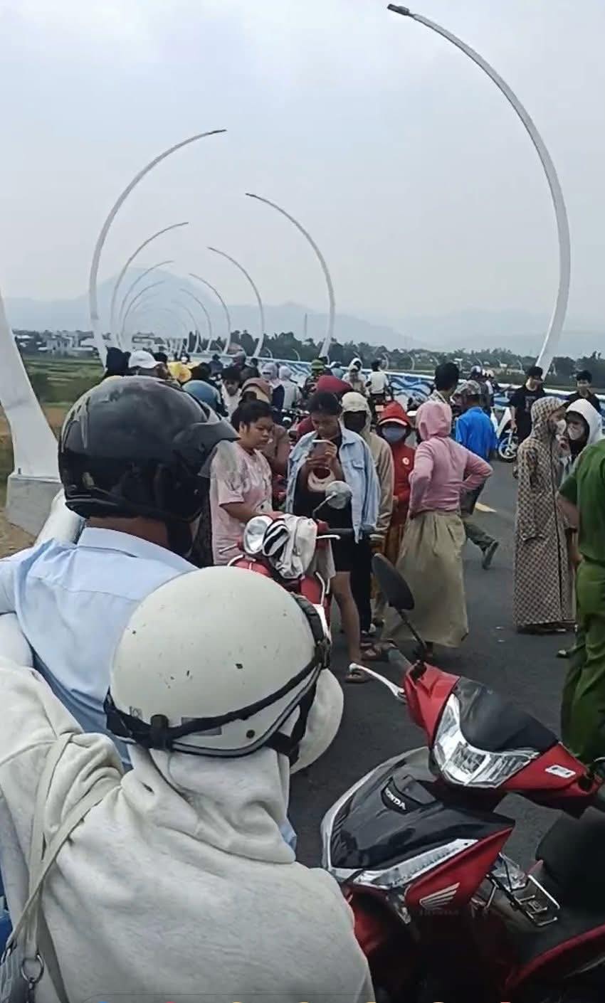 Nam thanh niên bỏ xe trên cầu khiến mẹ già khóc ngất vì lo sợ - Ảnh 1.