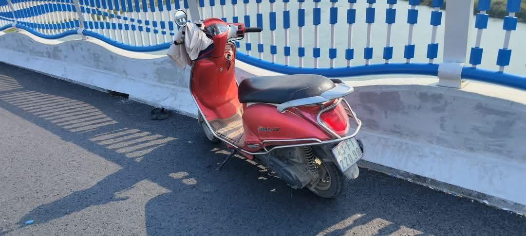 Nam thanh niên bỏ xe trên cầu khiến mẹ già khóc ngất vì lo sợ - Ảnh 2.