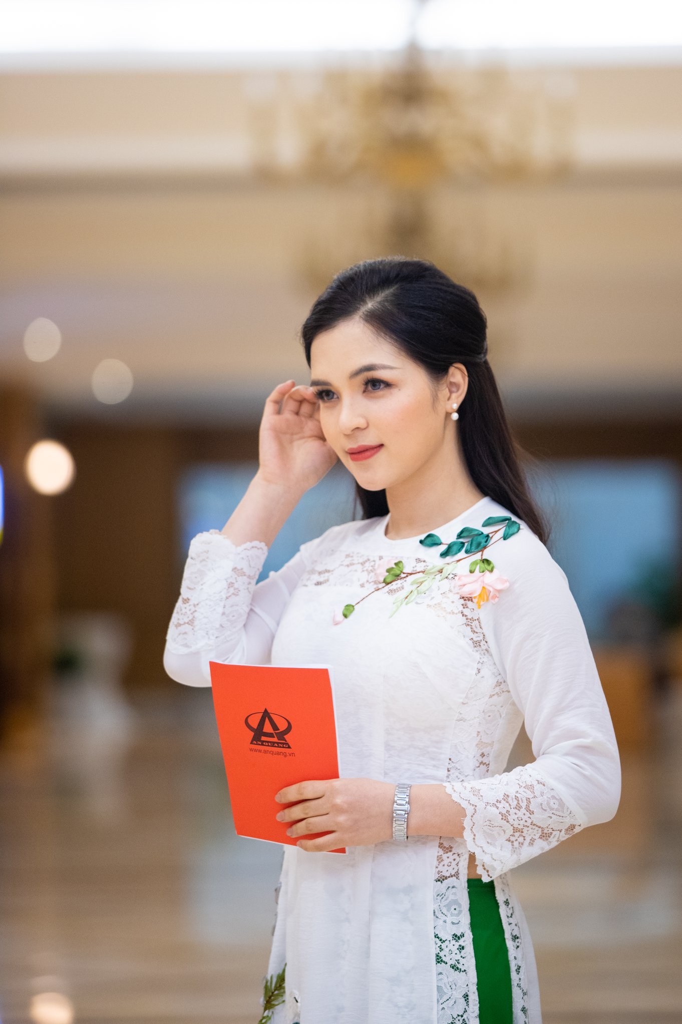 Hoà Minzy thì ra có 1 chị gái "cực phẩm": Là MC được yêu thích, học hành còn "hơn đứt" em gái nổi tiếng - Ảnh 2. Hoà Minzy thì ra có 1 chị gái "cực phẩm": Là MC được yêu thích, học hành còn "hơn đứt" em gái nổi tiếng - Ảnh 2.