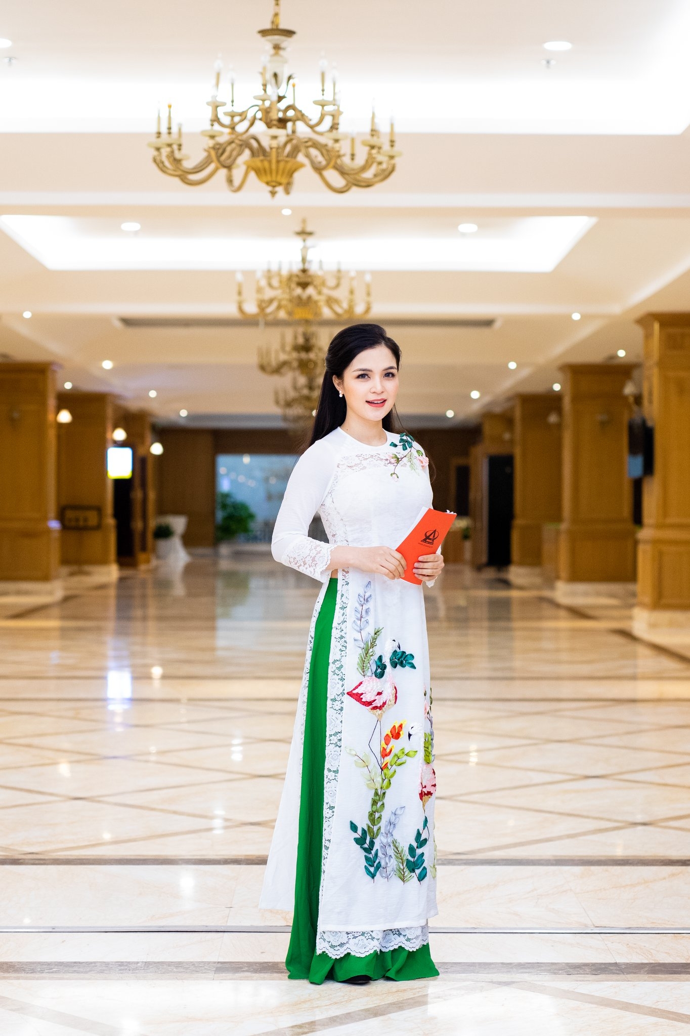 Hoà Minzy thì ra có 1 chị gái "cực phẩm": Là MC được yêu thích, học hành còn "hơn đứt" em gái nổi tiếng - Ảnh 1. Hoà Minzy thì ra có 1 chị gái "cực phẩm": Là MC được yêu thích, học hành còn "hơn đứt" em gái nổi tiếng - Ảnh 1.