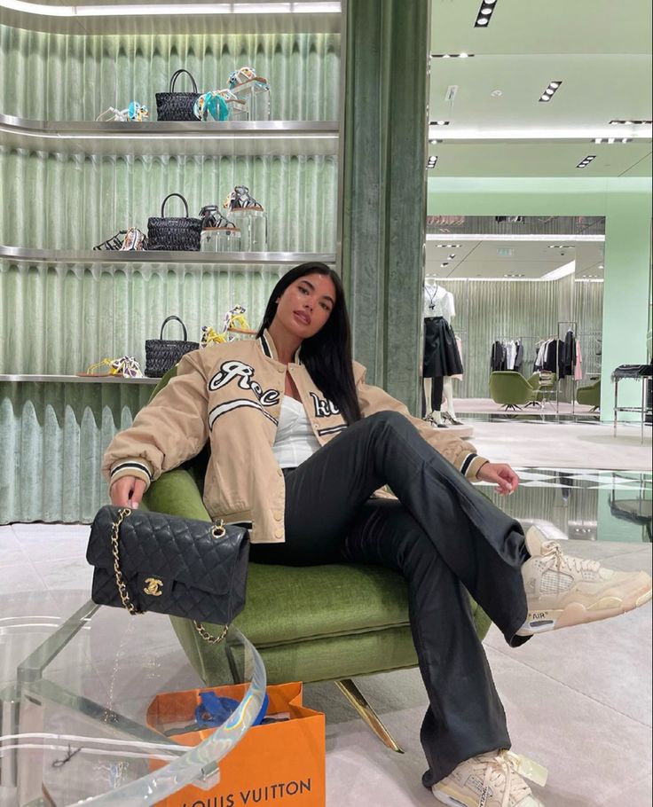 Kiếm được gần 8 tỷ đồng/năm nhưng CEO vẫn &ldquo;than ngh&egrave;o&rdquo;: B&oacute;c trần căn bệnh đang đầu độc giới thượng lưu- Ảnh 3.