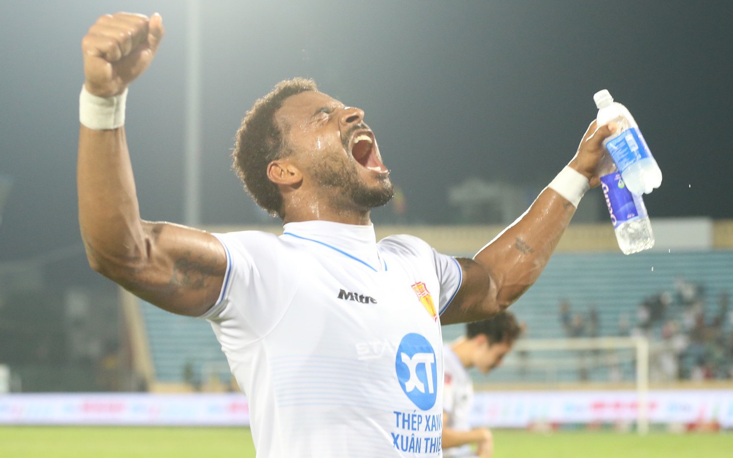 Tiền vệ Việt kiều giá 4,5 tỷ lập siêu phẩm khó tin, đưa đội "ngựa ô" vào top 4 V.League - Ảnh 2.