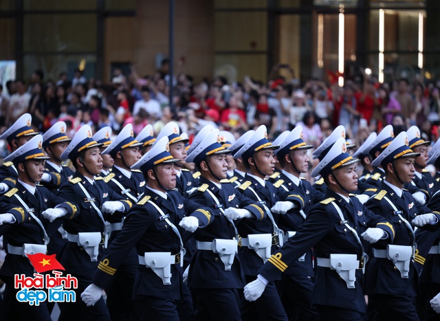 Không khí rộn ràng trên đường Lê Duẩn chờ đón diễu binh 30 / 4 sắp diễn ra - Ảnh 36.