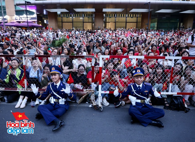 Không khí rộn ràng trên đường Lê Duẩn chờ đón diễu binh 30 / 4 sắp diễn ra - Ảnh 47.