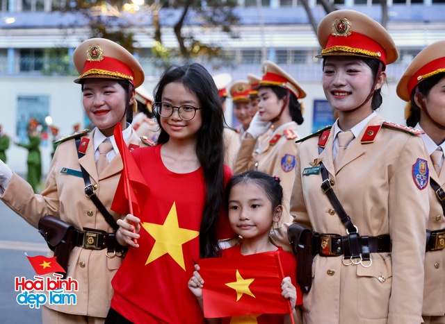 Không khí rộn ràng trên đường Lê Duẩn chờ đón diễu binh 30 / 4 sắp diễn ra - Ảnh 48.