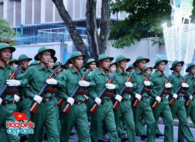 Không khí rộn ràng trên đường Lê Duẩn chờ đón diễu binh 30 / 4 sắp diễn ra - Ảnh 38.