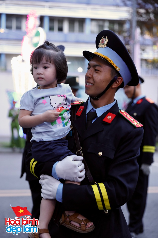 Không khí rộn ràng trên đường Lê Duẩn chờ đón diễu binh 30 / 4 sắp diễn ra - Ảnh 52.