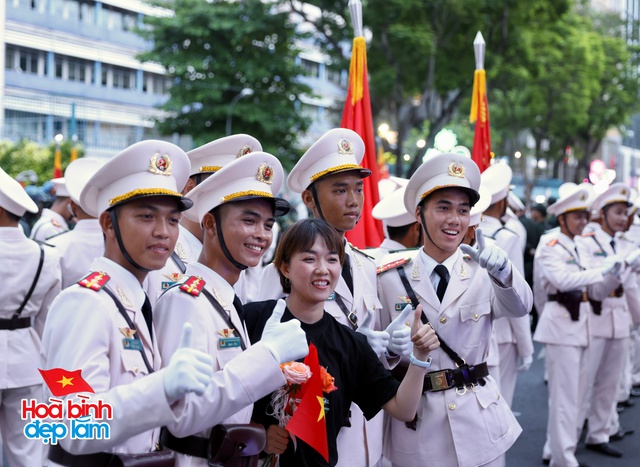 Không khí rộn ràng trên đường Lê Duẩn chờ đón diễu binh 30 / 4 sắp diễn ra - Ảnh 49.