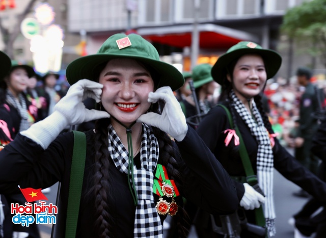 Không khí rộn ràng trên đường Lê Duẩn chờ đón diễu binh 30 / 4 sắp diễn ra - Ảnh 51.