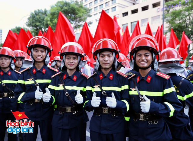 Không khí rộn ràng trên đường Lê Duẩn chờ đón diễu binh 30 / 4 sắp diễn ra - Ảnh 37.