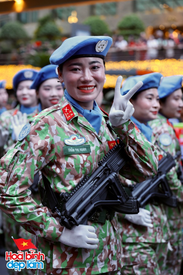 Không khí rộn ràng trên đường Lê Duẩn chờ đón diễu binh 30 / 4 sắp diễn ra - Ảnh 50.