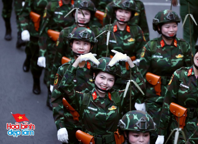 Không khí rộn ràng trên đường Lê Duẩn chờ đón diễu binh 30 / 4 sắp diễn ra - Ảnh 42.