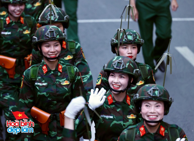 Không khí rộn ràng trên đường Lê Duẩn chờ đón diễu binh 30 / 4 sắp diễn ra - Ảnh 41.