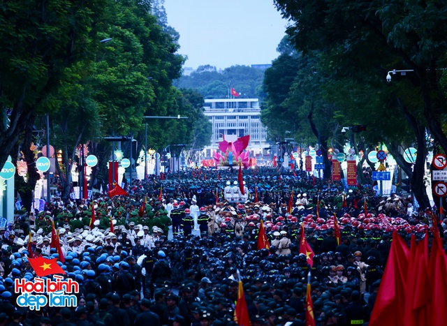 Không khí rộn ràng trên đường Lê Duẩn chờ đón diễu binh 30 / 4 sắp diễn ra - Ảnh 35.