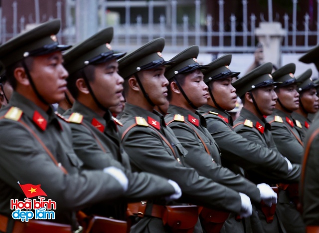 Không khí rộn ràng trên đường Lê Duẩn chờ đón diễu binh 30 / 4 sắp diễn ra - Ảnh 44.