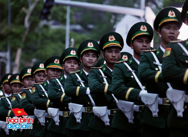 Không khí rộn ràng trên đường Lê Duẩn chờ đón diễu binh 30 / 4 sắp diễn ra - Ảnh 46.