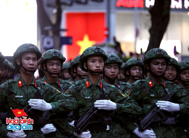 Không khí rộn ràng trên đường Lê Duẩn chờ đón diễu binh 30 / 4 sắp diễn ra - Ảnh 43.