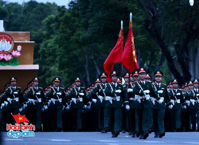 Không khí rộn ràng trên đường Lê Duẩn chờ đón diễu binh 30 / 4 sắp diễn ra - Ảnh 39.