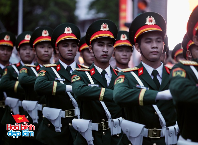 Không khí rộn ràng trên đường Lê Duẩn chờ đón diễu binh 30 / 4 sắp diễn ra - Ảnh 45.