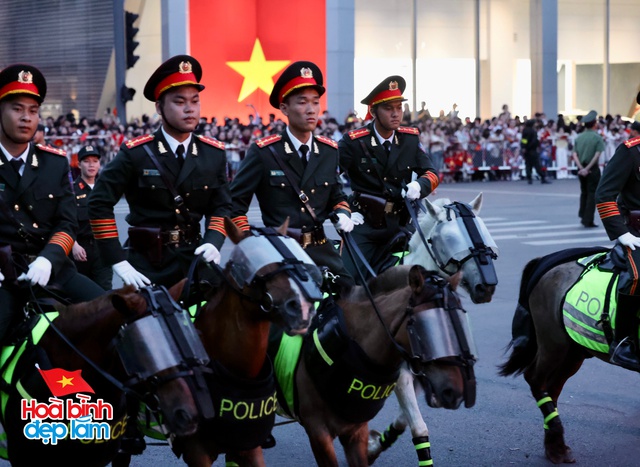 Không khí rộn ràng trên đường Lê Duẩn chờ đón diễu binh 30 / 4 sắp diễn ra - Ảnh 40.